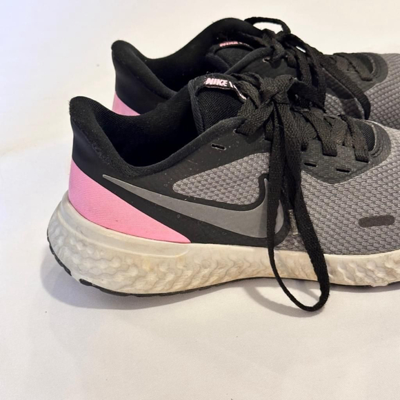 Size 7 Nike Revolution 5 Running Gym Shoes / Sneakers - Black & Pink (Women's) - Picture 2 of 10